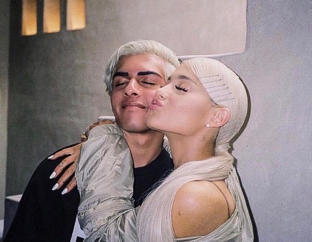 agbchive's tweet photo. 🌫️💭  sweetener, mood board https://t.co/SIwlq1zOw7