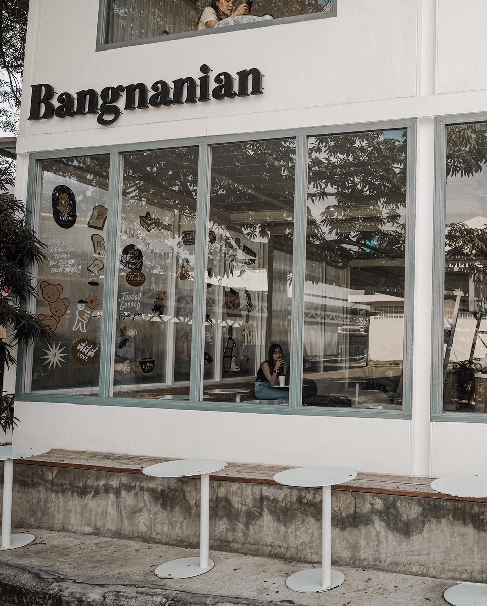 DoublechinD's tweet photo. Bangnanian บางนาเนี่ยน 🥤☕️🍰 ชาวบางนาเนี่ยนเตรียมเฮ กับ คาเฟ่สีขาวคลีนๆ ย่านบางนา ใกล้กับ Mega Bangna แบบใกล้มากจริงๆ ร้านสวย บรรยากาศดี มีเครื่องดื่มและเค้กให้เลือกหลายเมนู คาเฟ่มี 2 ชั้น และยังมีโซน open air ด้านหลังรับลม หน้าร้านก็นั่งได้ สบายๆ ได้รูปกลับบ้านเพียบ @aroii https://t.co/QrlKkRDHRV