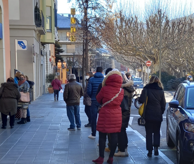 Diari_LaValira's tweet photo. Cues ‘tercermundistes’ i nefasta organització de la directora d’una entitat bancària de la Seu d'Urgell.
https://t.co/DQmPSiutsG https://t.co/3IdEHfvGyq