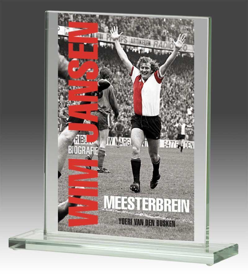 JandeKnecht1970's tweet photo. Het Meesterbrein is er niet meer, rust zacht Wimpie 🙏 

Clubicoon van #Feyenoord, onmogelijk om te zeggen hoe het voelt, de herinneringen, zijn verdiensten voor Feyenoord. De grootste mogelijk eer meegewerkt aan zijn boek en special van de Hand in Hand ⁦@DeFeijenoorder⁩ https://t.co/ygjjLlBCZQ