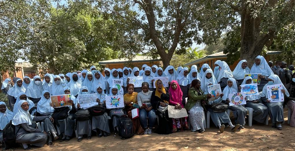 kudirat_oyiza's tweet photo. Earlier at Musa Iliasu college to talk about climate change and sustainable plastic model to the student
#saynotoplasticwaste
#keeptheenvironmentsafe
@CapwsInitiative https://t.co/2ZGo2MKXPZ