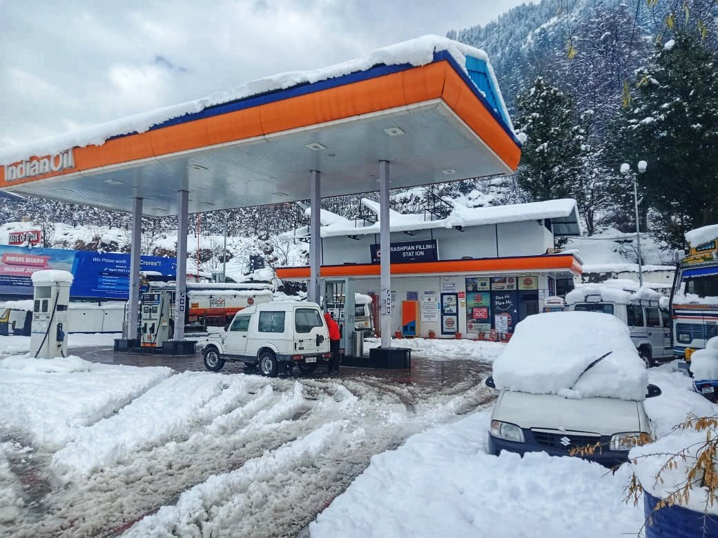 No corner too far &amp; no terrain too difficult for #IndianOil's energy soldiers who are fueling remotest corners of Jammu &amp; Kashmir and Himachal Pradesh despite the heavy snow.

On the eve of #RepublicDay, let these glimpses sum up our eternal moto of #PehleIndianPhirOil.
