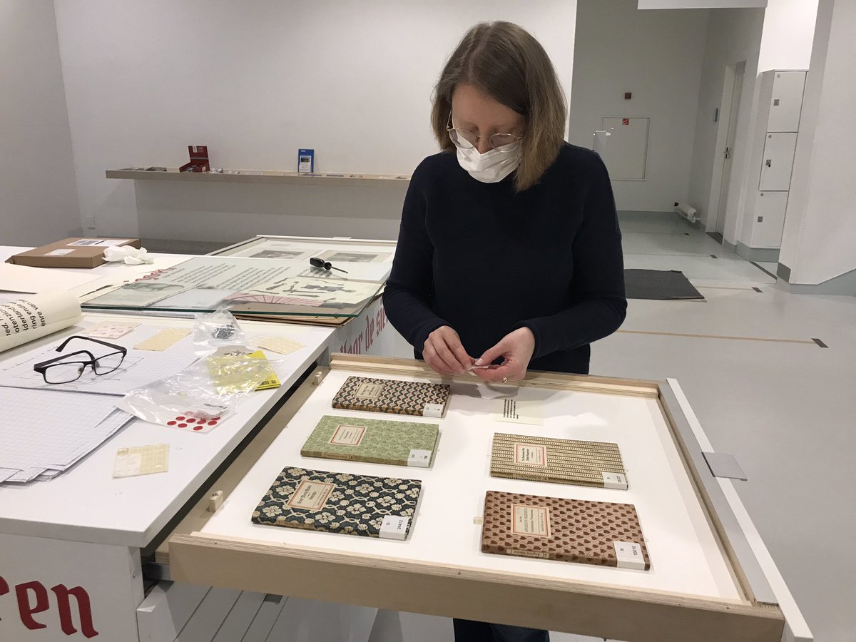 Vanaf morgen te zien in <a href="/ValkhofMuseum/">Valkhof Museum</a> Zwerfgoed. Ladekast met boeken uit de collectie van @UBNijmegen die gebruikt zijn voor het mooie boek van <a href="/Poldermanie/">Beslisboss des vaderlands</a> en <a href="/SophieLiselotte/">Sophie Reinders✍🏼</a>