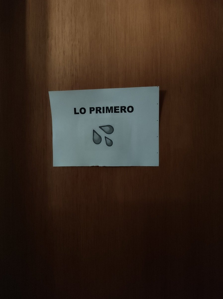 perfume_casino's tweet photo. separar el baño por género? disculpa flaco acá separamos por meo o garco https://t.co/njlfrC23Ay