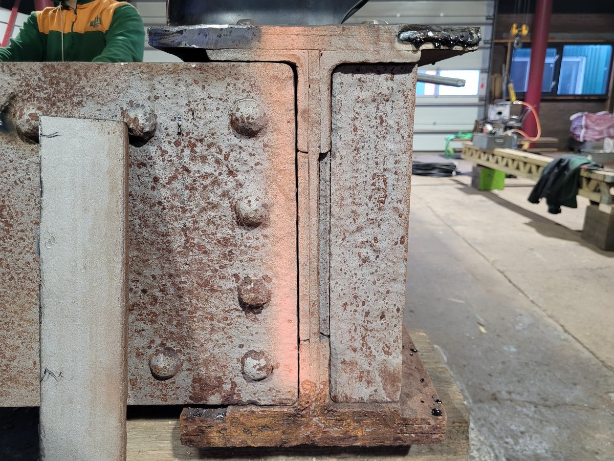 deboerendegroot's tweet photo. Voor @Museumstoomtram Hoorn-Medemblik voeren we onderhoudswerkzaamheden uit aan één van de spoorbruggen op dit traject. Na 134 jaar wordt het stalen brugframe momenteel in Harlingen gerestaureerd. 

#bruggen #restauratie #klinken #onderhoud #stoomtram #opdegrensvanlandenwater https://t.co/ZaLdZf3FOz