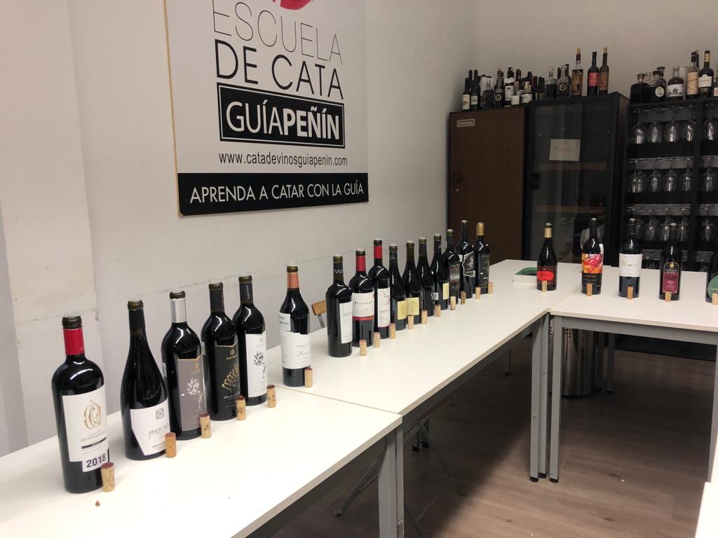 guiapenin's tweet photo. El vino español no es el único que está pasando estos días por la mesa de cata de Guía Peñín. Unos 40 de los mejores vinos mexicanos están siendo sometidos a la #recata para entrar a formar parte de la nueva
Guía de los vinos de México 🇲🇽
#GuíaPeñínMéxico @Rocio_Amador https://t.co/tOXNDBLCq3