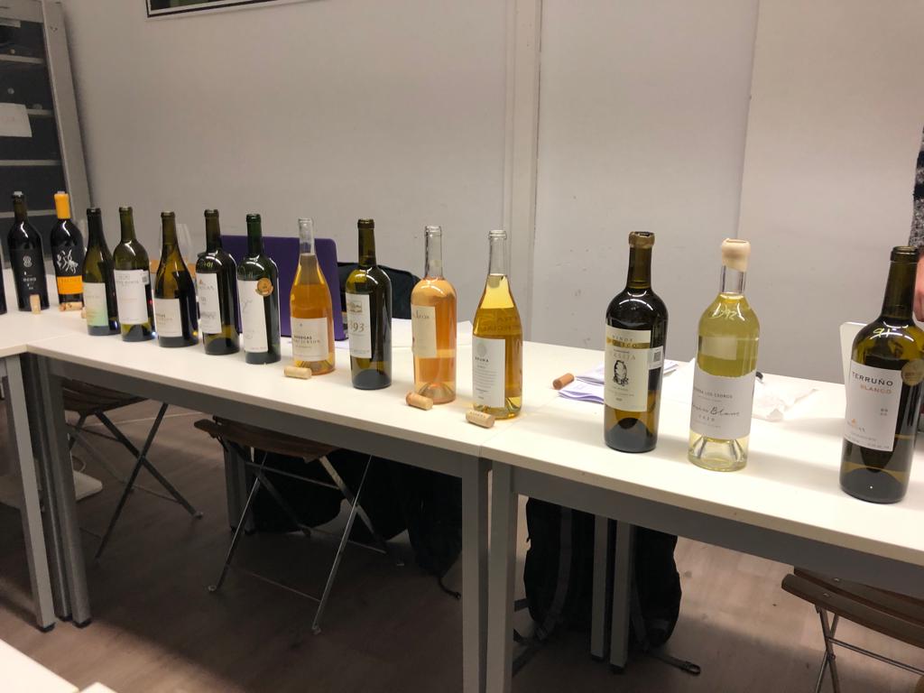 guiapenin's tweet photo. El vino español no es el único que está pasando estos días por la mesa de cata de Guía Peñín. Unos 40 de los mejores vinos mexicanos están siendo sometidos a la #recata para entrar a formar parte de la nueva
Guía de los vinos de México 🇲🇽
#GuíaPeñínMéxico @Rocio_Amador https://t.co/tOXNDBLCq3