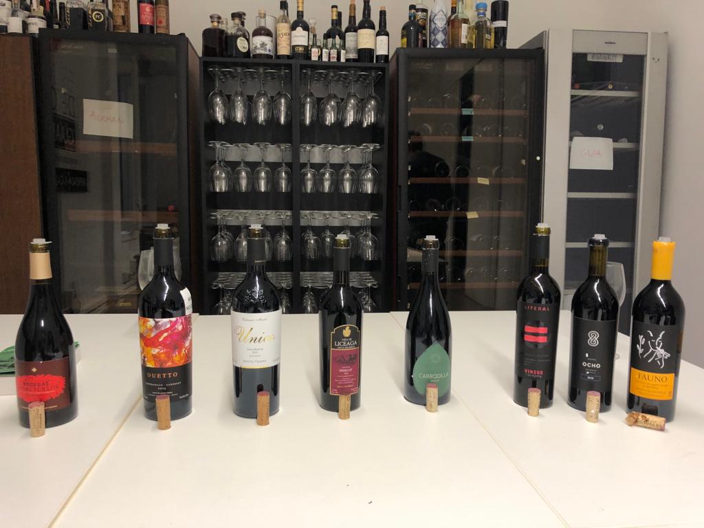guiapenin's tweet photo. El vino español no es el único que está pasando estos días por la mesa de cata de Guía Peñín. Unos 40 de los mejores vinos mexicanos están siendo sometidos a la #recata para entrar a formar parte de la nueva
Guía de los vinos de México 🇲🇽
#GuíaPeñínMéxico @Rocio_Amador https://t.co/tOXNDBLCq3