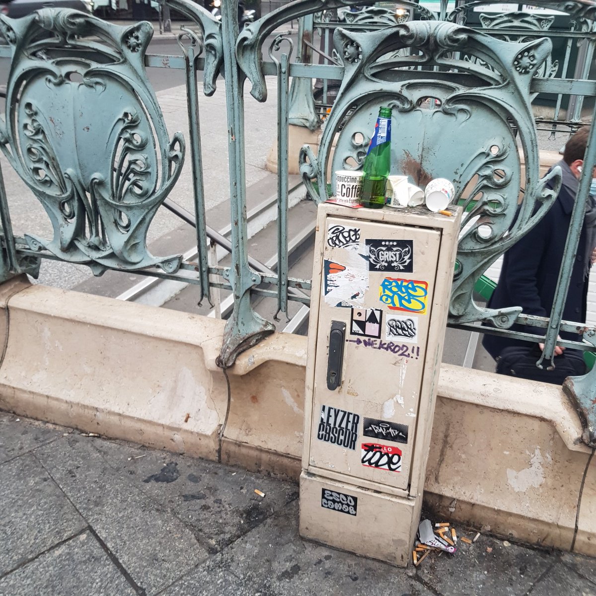 VMN29's tweet photo. Ce matin, Place Clichy, ambiance paisible, propre et apaisée as usual.
Cela fait plusieurs jours que le barnum laisse flotter ses pans brûlés. #Goodclean !#saccageparis #ParisSousTutelle et #LeBal des stickers https://t.co/Sj82KPzpPQ