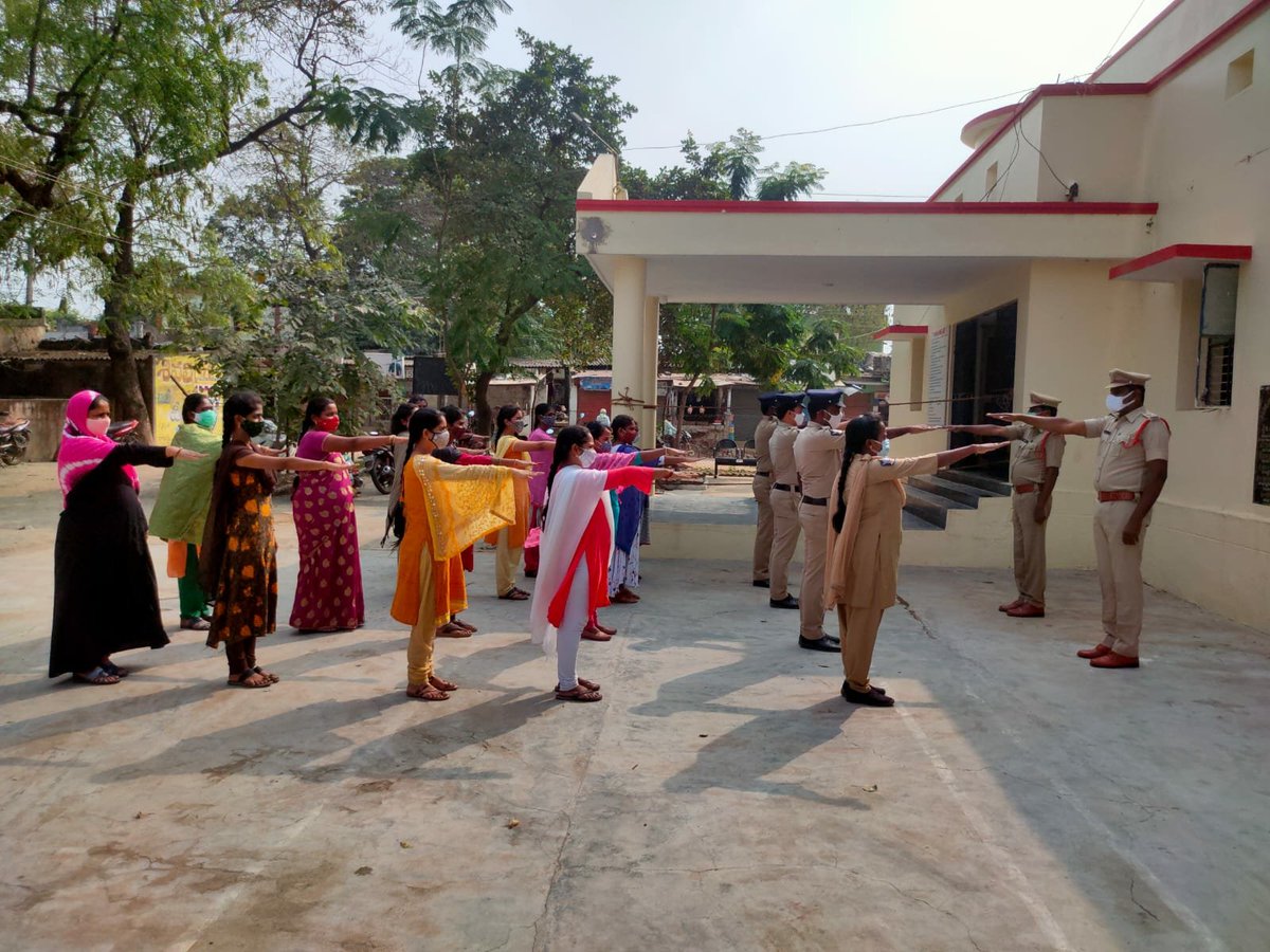 sp_nlr's tweet photo. *SPS నెల్లూరు జిల్లా*
జిల్లా యస్.పి. గారి ఆదేశాల మేరకు జిల్లా లోని అన్నీ పోలీస్ స్టేషన్ లలోని పోలీసు అధికారులు మరియు సిబ్బందిచే మాదక ద్రవ్యాల వినియోగం మరియు రవాణాకు వ్యతిరేక��గా ప్రతిజ్ఞ చేసి, ప్రజలకు అవగాహన కల్పిస్తున్న నెల్లూరు పోలీసులు  #saynotodrugs #nellorepolice @APPOLICE100 https://t.co/kbuLdGXVmx