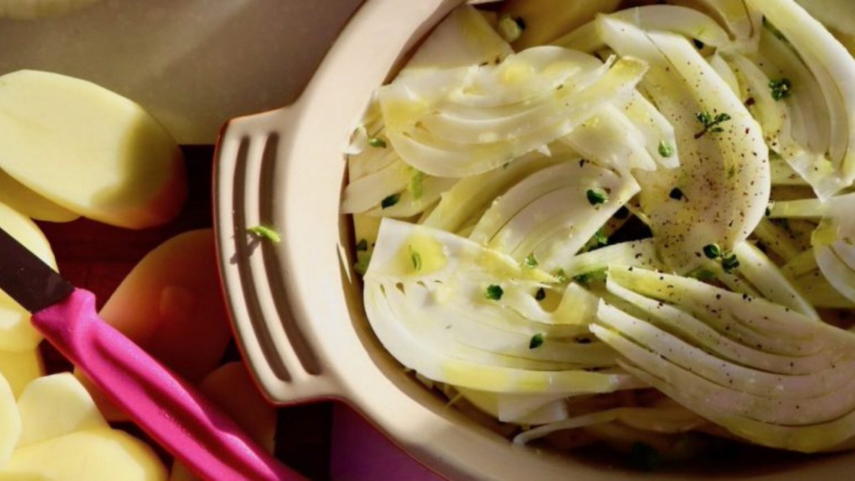 weebunsCS's tweet photo. One of my favourite go-to side dishes at this time of year is Potato and Fennel Gratin. This is absolutely delicious as a side dish or with some seasonal greens like the Cavolo Nero. 🥔🥣

Recipe here 👉https://t.co/FqZR7A9nQe

#RecipeOfTheDay #SeasonalEating #CookTheSeasons https://t.co/lFaDA8IvMh