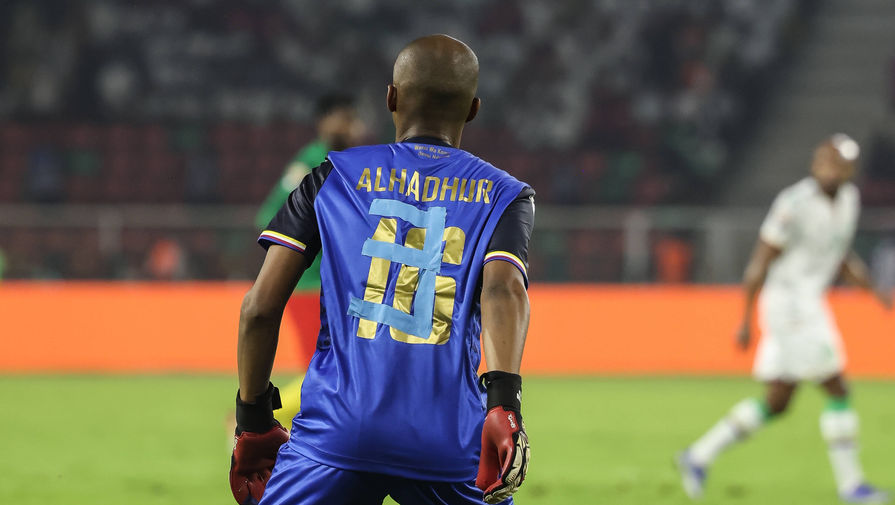 👹⚽Трупы на стадионе, полевой игрок в воротах, футболисты травятся в отелях и сами стирают себе трусы. Вся жесть Кубка африканских наций-2022:kp.ru/sports/futbol/…