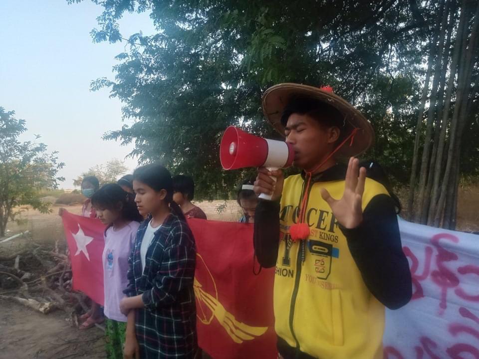 Revolutionaries from SeGyi Village,YinnMarPin Tsp marched around the village. #WarCrimesOfJunta
#2022Jan25Coup
#WhatsHappeningInMyanmar