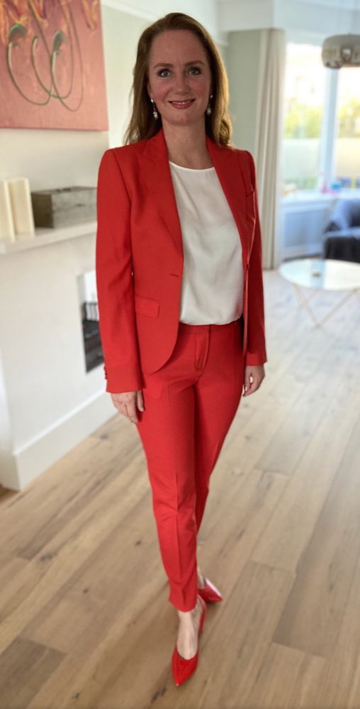 SariWester's tweet photo. Fleur doet ook lekker mee!
#RedSuit
#HandToChin
#Purple https://t.co/9IXQqd7pMs