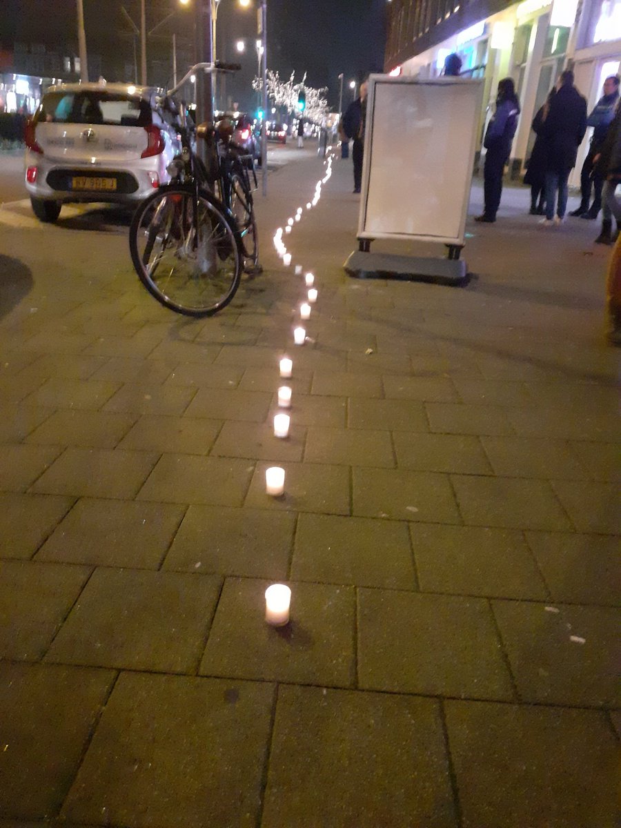 Wat een lief initiatief om de Beijerlandselaan te verlichten met 1000 kaarsjes! We zullen de avondklokrellen van 1 jaar nooit vergeten maar zien ook hoe snel  deze boulevard opknapt en hoe groot de opkomst van vrolijke mensen was! Chapeau, @LarsKnappe!
@Havenloods @WA_Boulevard_Z