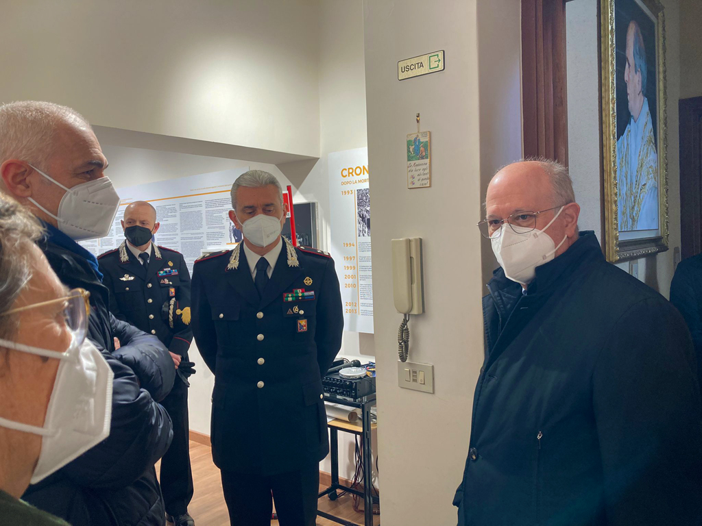 casamuseo3p's tweet photo. Il Prefetto S.E. Giuseppe Forlani a piazzetta Beato Padre Pino Puglisi dopo gli atti vandalici alla mostra fotografica permanente
#Prefetto #CentroPadreNostro #CasaMuseoBeatoPuglisi #AttiVandalici #SuiSuoiPassi #PadrePinoPuglisi
@RetweetPalermo
https://t.co/HYNV7eeL4O https://t.co/4dqFVPDmSl