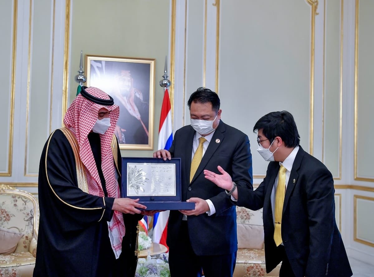 Ahmed_S_Alrajhi's tweet photo. سعدت اليوم بلقاء معالي وزير العمل التايلندي السيد سوتشارت شومكلين، ضمن مساعي تحقيق التعاون والمنافع الوطنية لكلا البلدين، حيث بحثنا معا سُبل التعاون بين المملكة ومملكة تايلند في العديد من الق��ايا ذات الاهتمام المشترك. https://t.co/wJg00kAysL