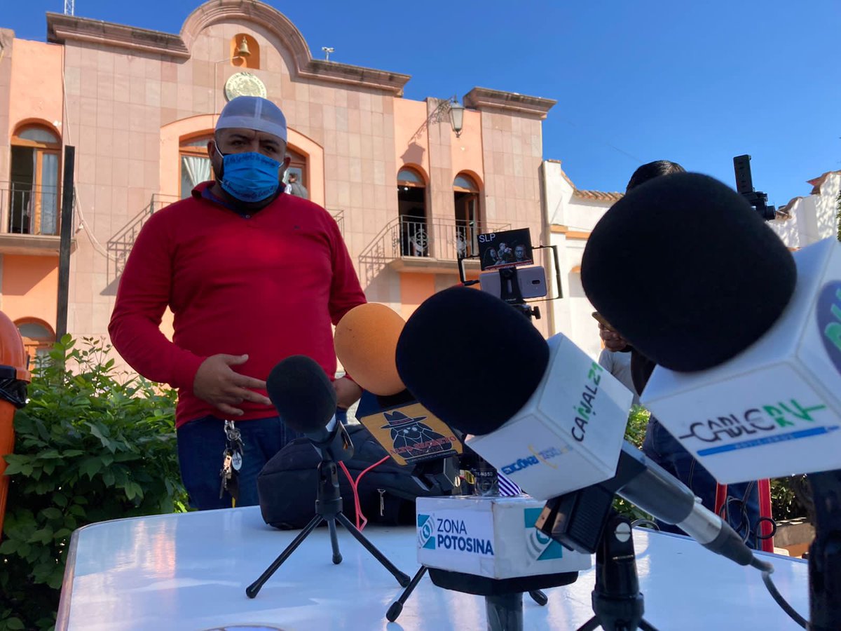 RedPeriodistaSL's tweet photo. Desde #Rioverde #SLP compañeros y compañeras exigen garantías de seguridad para realizar la labor periodística y justicia a las y los compañeros asesinados por decir la verdad.

#NoSeMataLaVerdad #PeriodismoEnRiesgo #Justicia
#NiSilencioNiOlvido https://t.co/xZCTXjoTGM