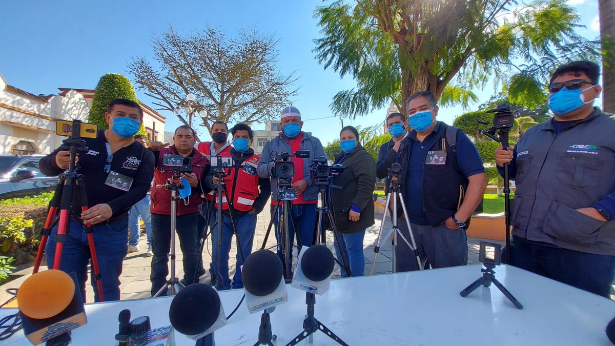 RedPeriodistaSL's tweet photo. Desde #Rioverde #SLP compañeros y compañeras exigen garantías de seguridad para realizar la labor periodística y justicia a las y los compañeros asesinados por decir la verdad.

#NoSeMataLaVerdad #PeriodismoEnRiesgo #Justicia
#NiSilencioNiOlvido https://t.co/xZCTXjoTGM