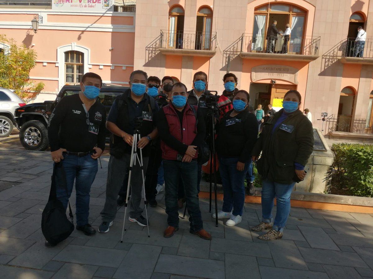 RedPeriodistaSL's tweet photo. Desde #Rioverde #SLP compañeros y compañeras exigen garantías de seguridad para realizar la labor periodística y justicia a las y los compañeros asesinados por decir la verdad.

#NoSeMataLaVerdad #PeriodismoEnRiesgo #Justicia
#NiSilencioNiOlvido https://t.co/xZCTXjoTGM