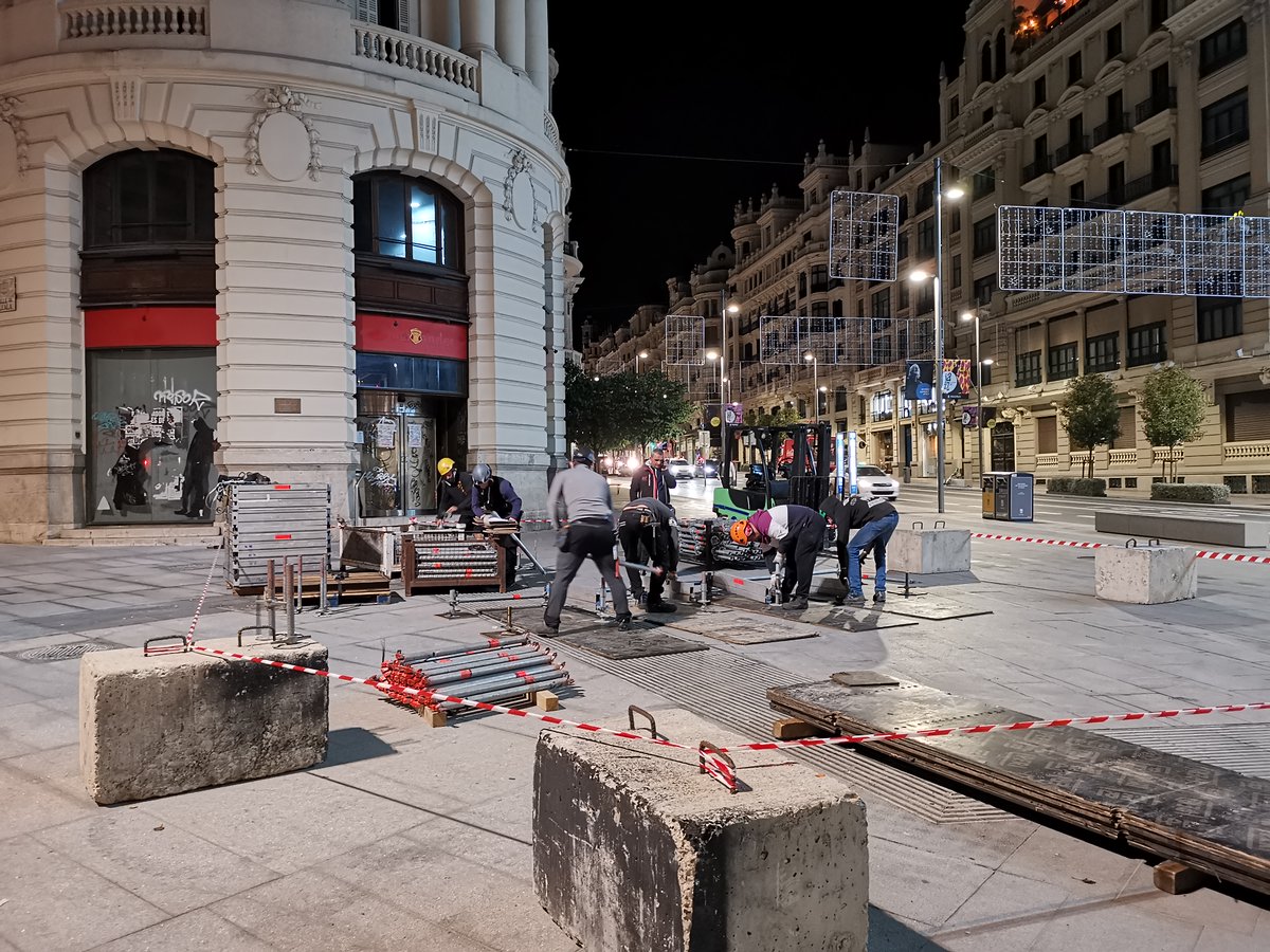 'METAMORPH - PORTAL'
Desarrollo técnico
➡️ Estructura de LED a suelo.
➡️ Cubo de 10 metros de altura por 5 metros de base. Con sus cuatro caras cubiertas de pantalla LED.
➡️ Superficie total: 75 m2
<a href="/losromeras/">Romera</a>
<a href="/LaBocinaSonido/">La Bocina</a>
<a href="/otu_oscarteston/">otu_oscarteston</a>