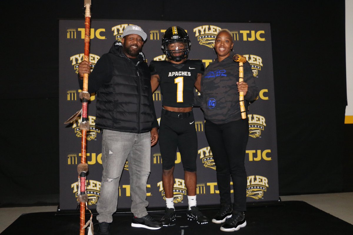 Xaviernea1's tweet photo. I would like to announce that I will be committing to Tyler Junior College on a very special day!! Ready to get to work 
Happy birthday grandma, It's all for you ❤️🌎@coachgordon1 @BradyDavis10 @Coach_T_Rocco @TJCFOOTBALL @CoachDixon_63 @sstephens21 https://t.co/pbiaxbvb7Q