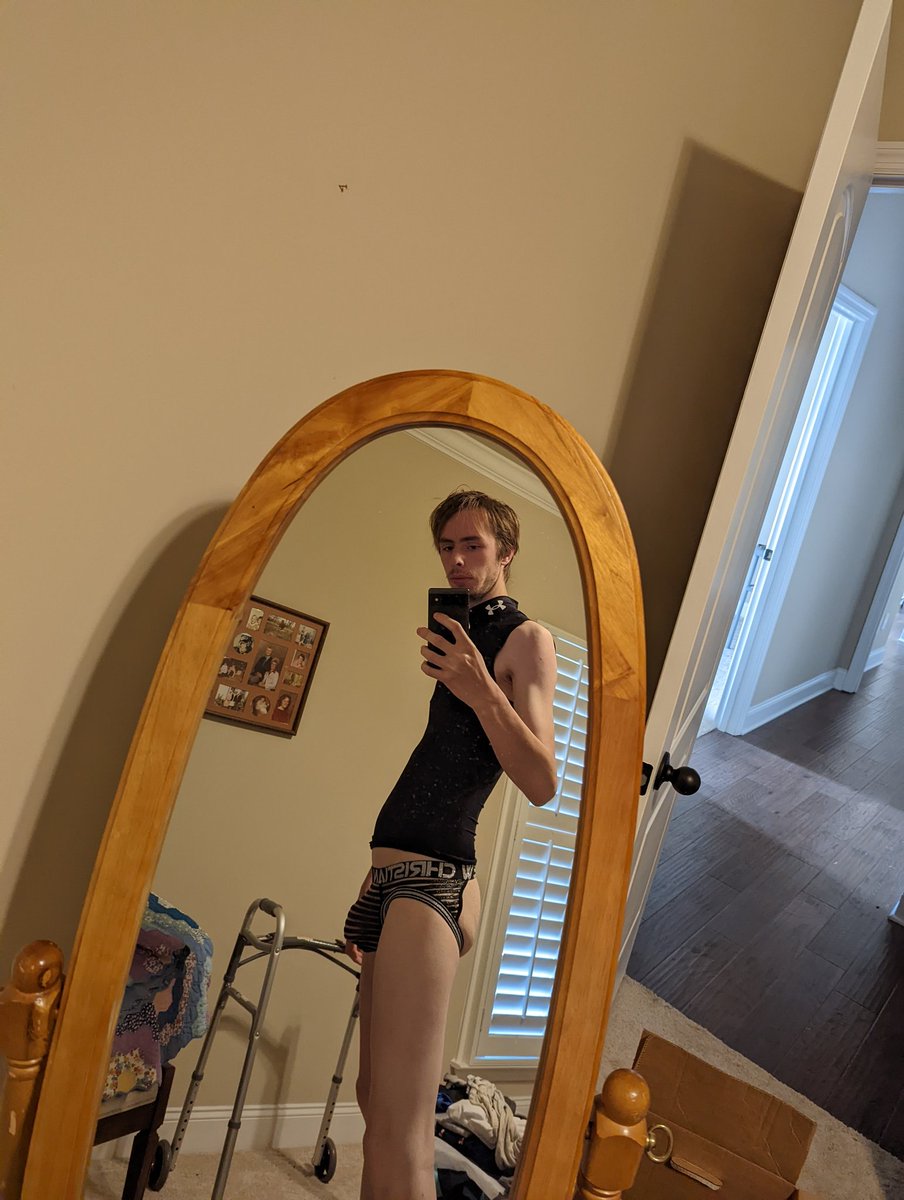 BallbellyChris's tweet photo. I still can't get over my body in these clothes🥵🤩😍

#skinnytwink #youngtwink #gayalabama https://t.co/Eg8UC3pnnH