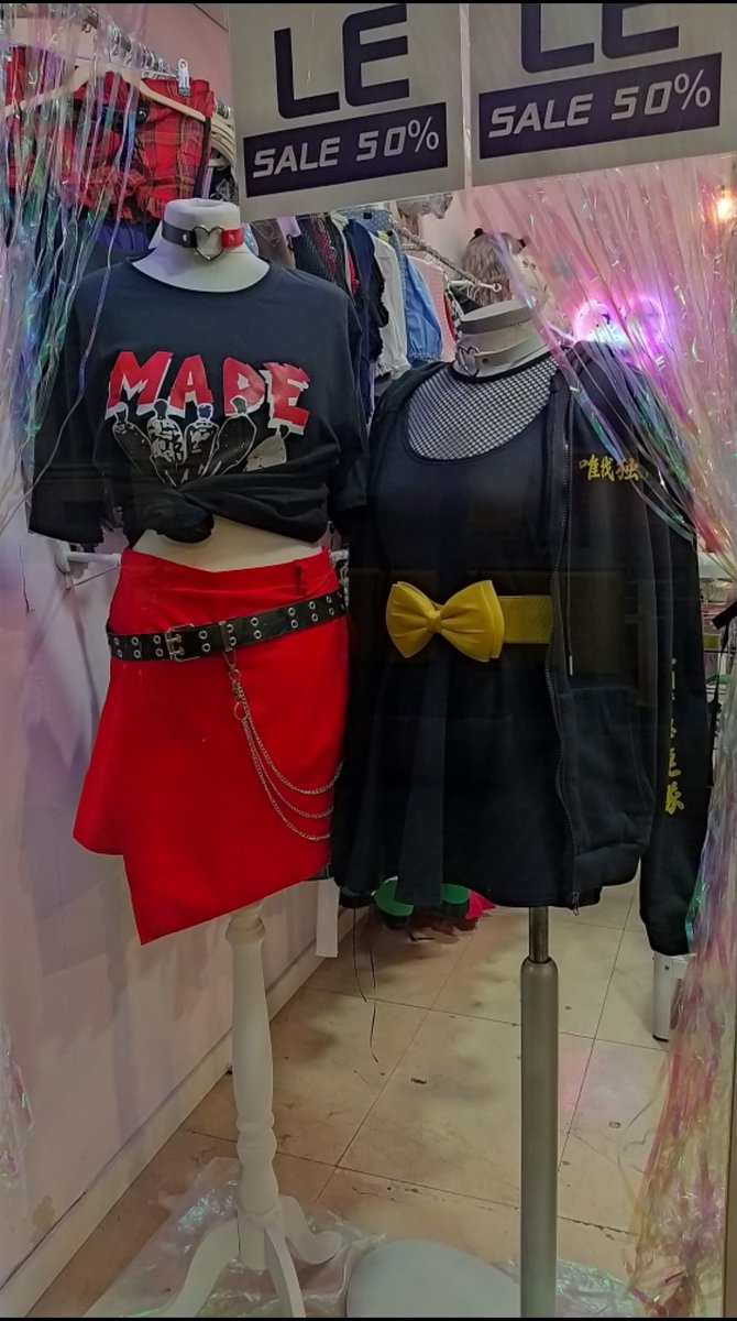 ribbolution's tweet image. Right or left? Anime or kpop?👀
#barcelona #altcore #alternativefashion #tokyorevengers #bigbang #kpopbcn #otakucore #kpopcore #gothfashion #altfashion