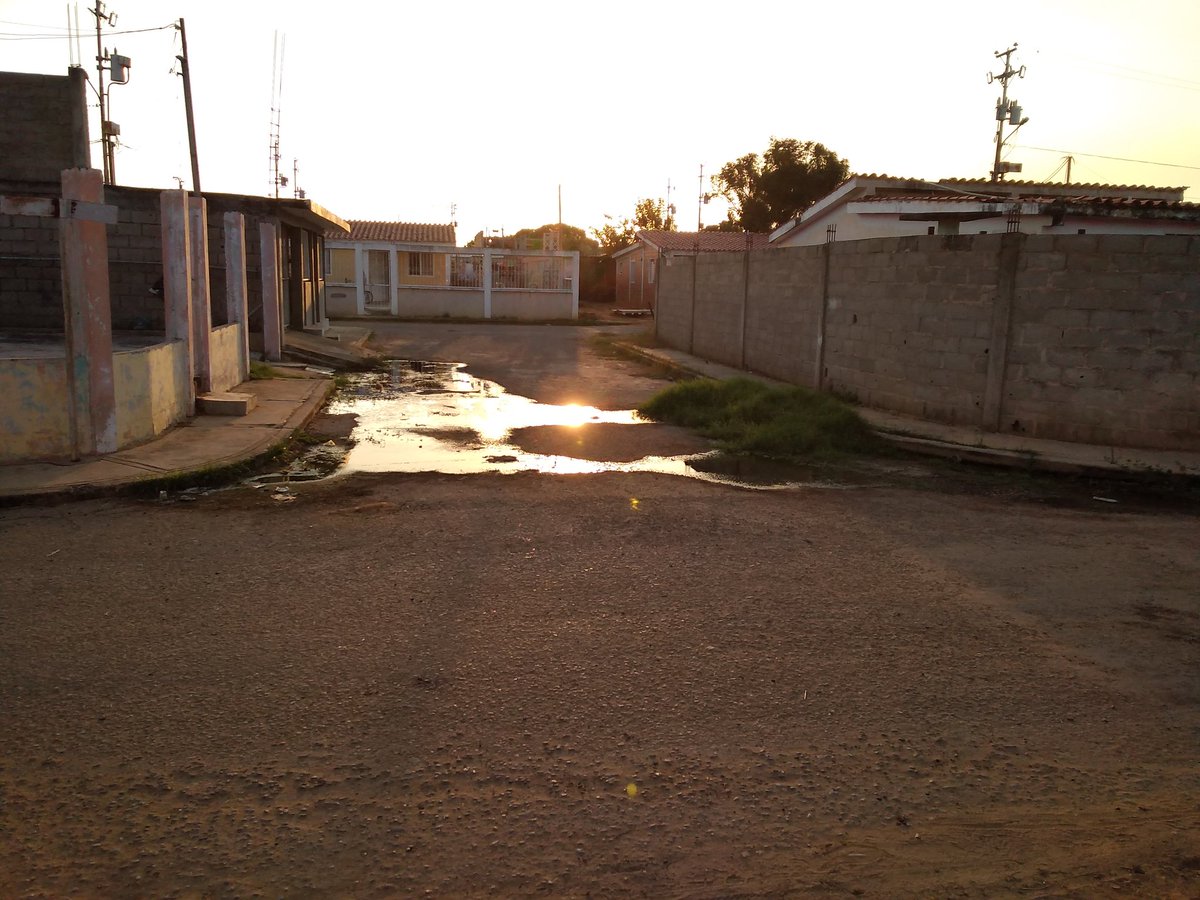 #25enero | en la Urb Nva Venezuela de la parroquia libertad las aguas negras se pasean por las calles desde hacen años, hasta en los baños se desbordan 🤢🤮😷 #ciudadojeda <a href="/Ciudad_Ojeda/">Ciudad Ojeda 360</a>