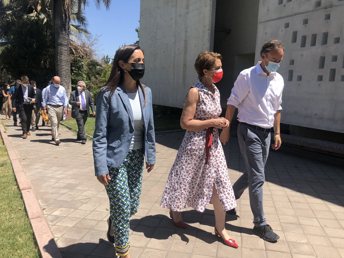 FelipeWard's tweet photo. El plan #ChileSeRecupera nos ha permitido ayudar a miles de familias e incentivar la inversión pública. Hoy concluimos el Consejo liderado por el ministro @amorenocharme con + de 131 mil viviendas en ejecución y 119 mil obras de mejoramiento, creando 270 mil empleos en total 👷‍♀️👷🏼 https://t.co/48hEuOU9Jl
