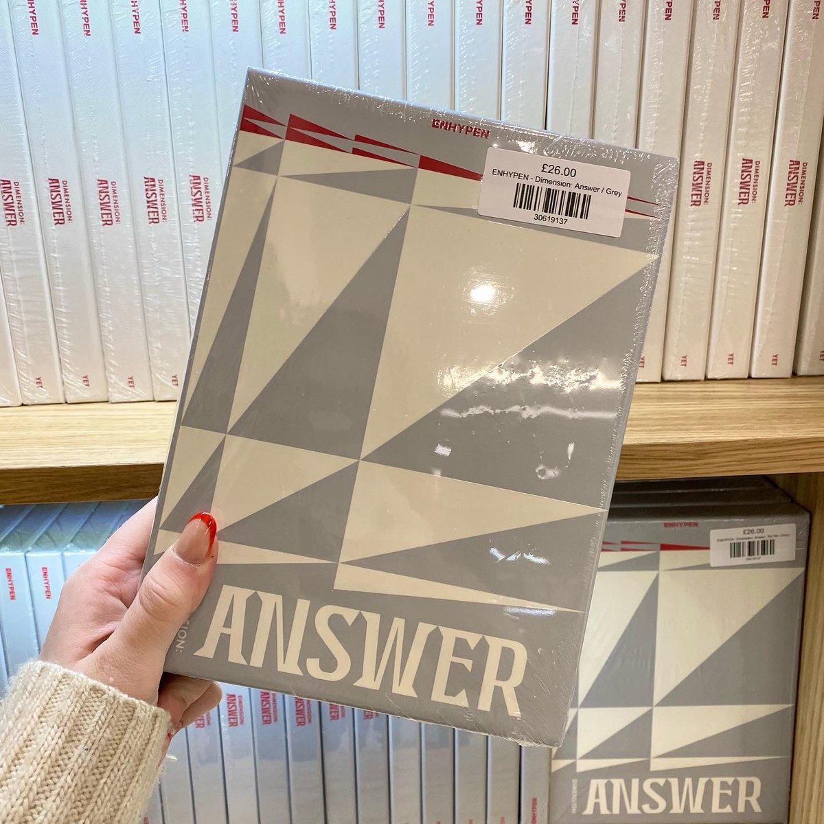 KStars722's tweet image. Incase you missed it….👀

Enhypen - Dimension : Answer is now available both in store and online !! 💙

Which of the two versions is your favourite..?🤓

#kpop #enhypen #KStars