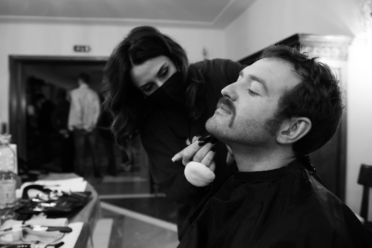 OperaRoma's tweet photo. #SamFurness al trucco. Tra poco lo vedremo in scena in ‘Kát’a Kabanová’ di #LeošJanáček nel ruolo di Kudrjaš, accanto alla sua amata Varvara.
#operaroma #TORkabanova
ph. Fabrizio Sansoni / TOR https://t.co/GRJ5d5Ns0X