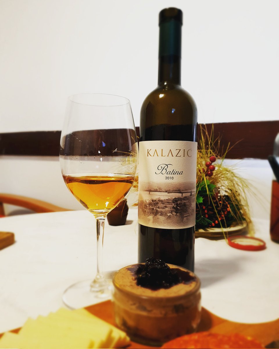 ZENEIVINO's tweet photo. Sjajna, dugo macerirana kupaža sorti #Chardonnay #SauvignonBlanc i #PinotGrigio nosi naziv #Batina #berba2010 i predstavlja jedan iznad svega atraktivan i nadasve zanimljiv #orange https://t.co/4XUGb6Hjqn