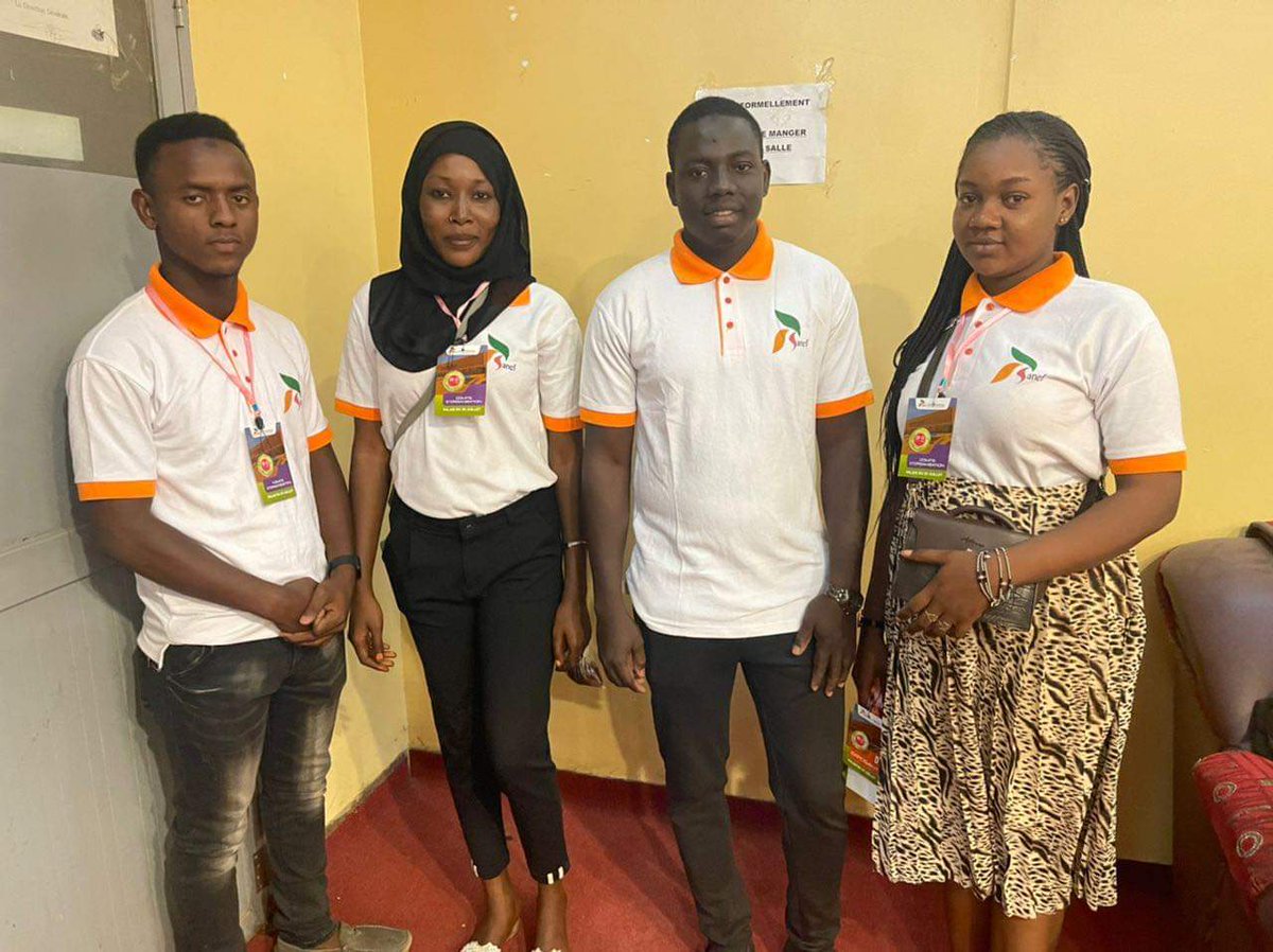 Sanef2021's tweet photo. Merci à nos bénévoles qui n’ont ménagé aucun effort pour faire du #Sanef2021 une réussite 
De jeunes braves, dynamiques mais surtout très drôles, ils étaient en charge de l’organisation de l’espace exposition, la cérémonie d’ouverture, les panels et l’accueil des visiteurs. https://t.co/oVEjYvsKYw