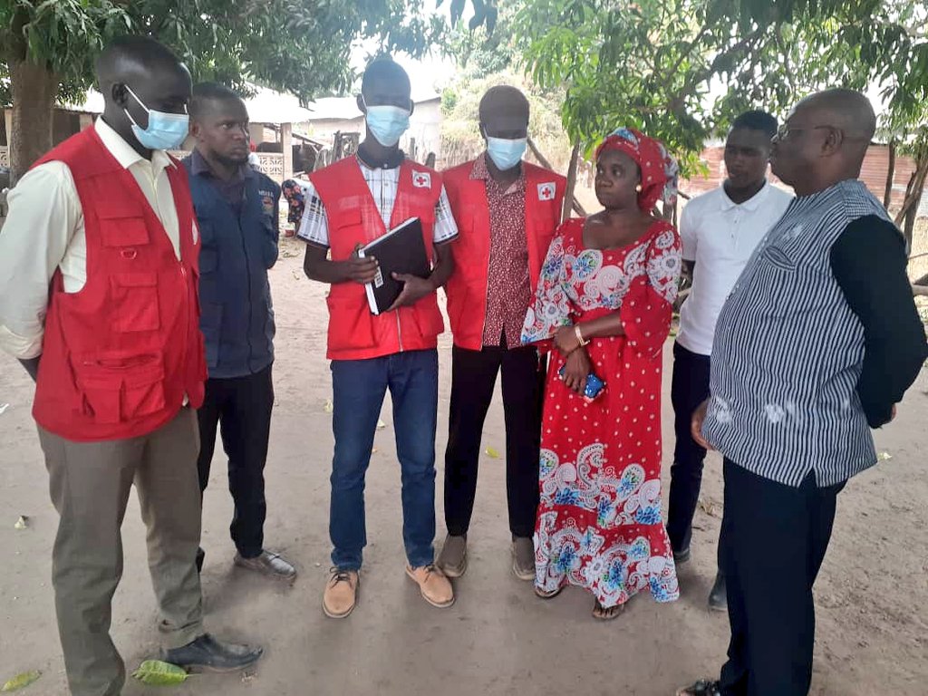 GambiaRedCross's tweet photo. The @GambiaRedCross is providing humanitarian support to IDPs affected in the clash btw #ECOMIG Forces under Senegalese Contingent &amp; Rebel Groups

#GRCS have deployed 33 personnel to support the assessment &amp; also coordinating with @GambiaNDMA, Authorities &amp; Local Partners https://t.co/F3UTe4hmBo