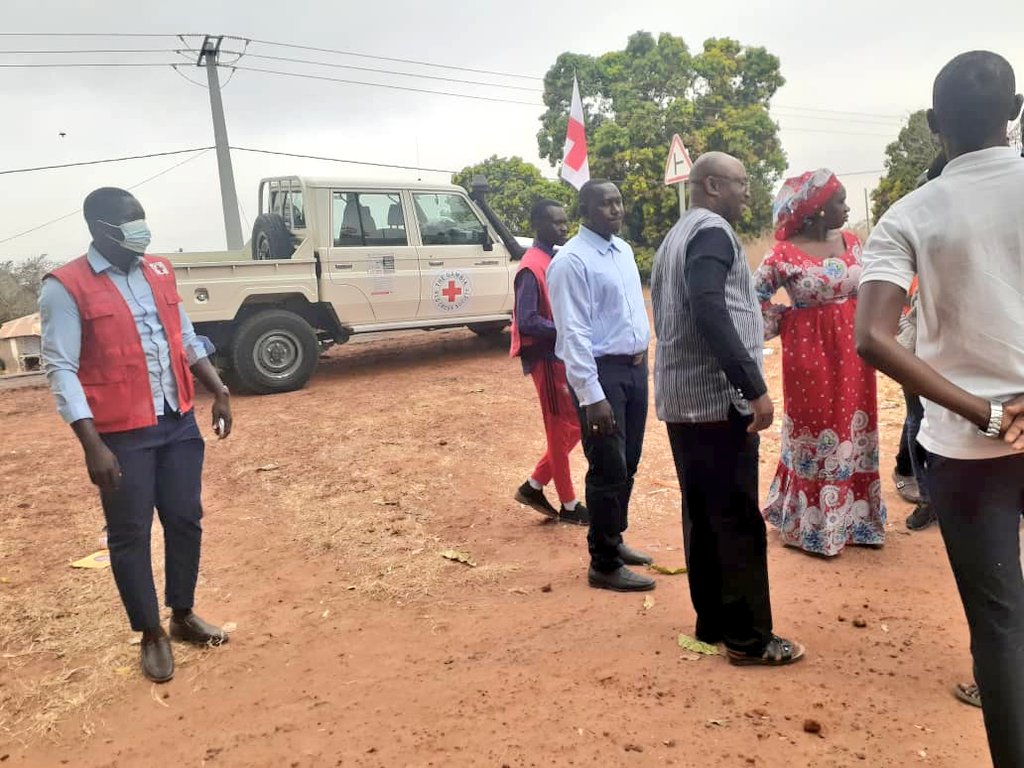 GambiaRedCross's tweet photo. The @GambiaRedCross is providing humanitarian support to IDPs affected in the clash btw #ECOMIG Forces under Senegalese Contingent &amp; Rebel Groups

#GRCS have deployed 33 personnel to support the assessment &amp; also coordinating with @GambiaNDMA, Authorities &amp; Local Partners https://t.co/F3UTe4hmBo
