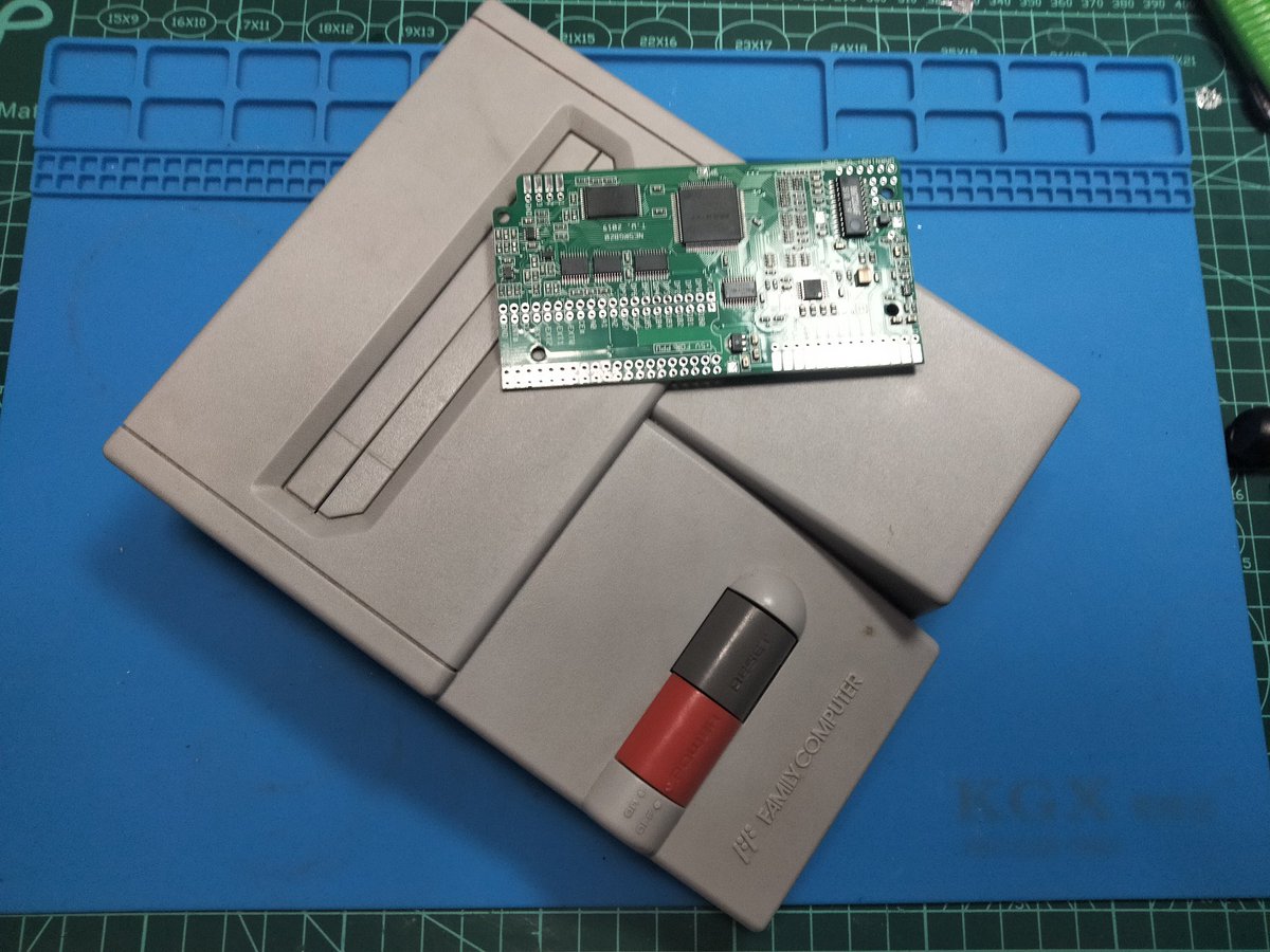 retrofanfran's tweet photo. Hoy empezamos a trastear con una #famicomAV mod #RGB y alguna cosa más que nos sacaremos de la manga. https://t.co/5gcPShwkSo No te lo pierdas!! https://t.co/eSl98v15sb