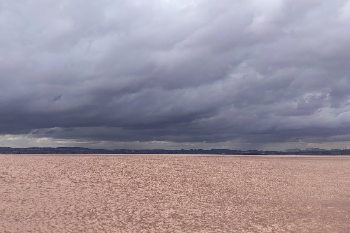 No se aclara el tiempo. Ratos de sol, ratos de nubes, algunas lloviznas y fuertes rachas de viento. Este es el abanico de situaciones y de colores que nos está dejando este martes en #Torrevieja. Las fotografías nos las envían Inma, Joaquín y Rubén.