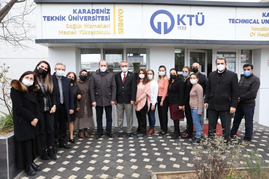 Üniversitemiz Sağlık Hizmetleri Meslek Yüksekokulu Müdürü Prof. Dr. Erdem Nail DUMAN, görevini Prof. Dr. Sevdegül AYDIN MUNGAN’a teslim etti.
ktu.edu.tr/ktu-duyuru39774