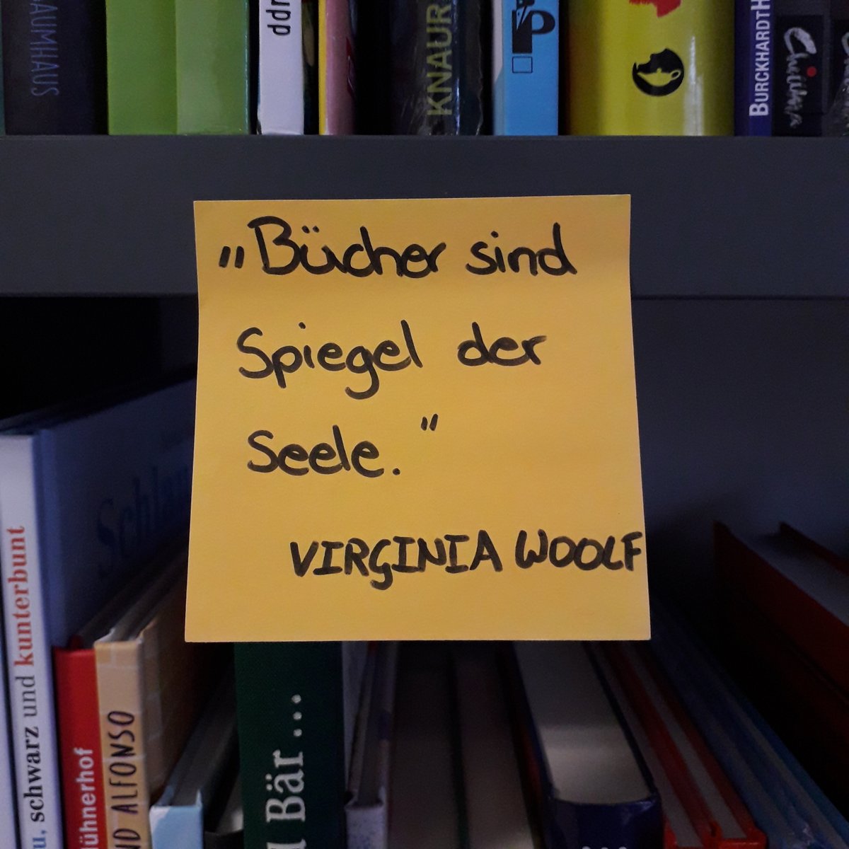 „Bücher sind Spiegel der Seele“
Ein Zitat von Virginia Woolf, welches auch heute noch voller Bedeutung steckt.
Was bedeuten Bücher für euch? 📚
#VirginiaWoolf #booklove