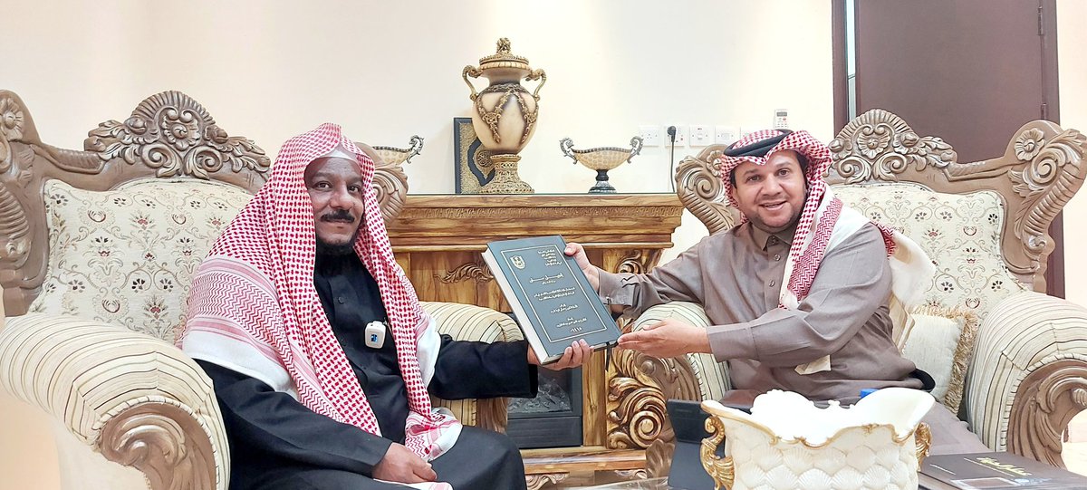 شرفني الدكتور الشاعر محمد المالكي بزيارة طيبة ومفيدة اهدى الي فيها كتابه القيم ( عطر الحياة ) الذي الفيته جامعا جما لعظيم الفوائد وجزيل الثمار وفي نهاية الزيارة اهديته نسخة من رسالتي ( انجيل متى دراسة السند والمتن )
فحياه الله