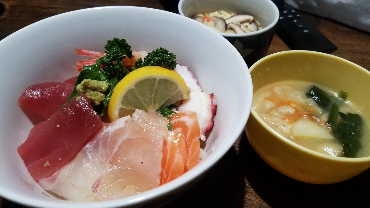 今日は海鮮丼🍚 茶碗蒸しは、スが入って失敗😟❌ だけど味はＯＫ👌💓💞 2枚目のは私の丼なんですが… ダイエットの為に木綿豆腐をそぼろ状に炒めてご飯変わり‼️ いっぱい食べても罪悪感なかったし、