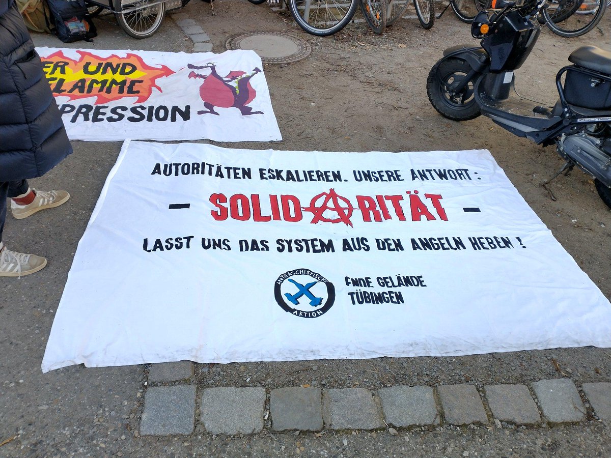 die_grueneren's tweet photo. Wir lassen uns nicht einschüchtern und tragen heute Abend alle unsere Wut gegen die #Kriminalisierung der Klima- und linkem Aktivismus auf die Straße. Kommt vorbei, schnellgetestet, mit Maske und Abstand! 18.00 Soli-Demo PdAS #Freiburg https://t.co/yQ8ib53CuC
