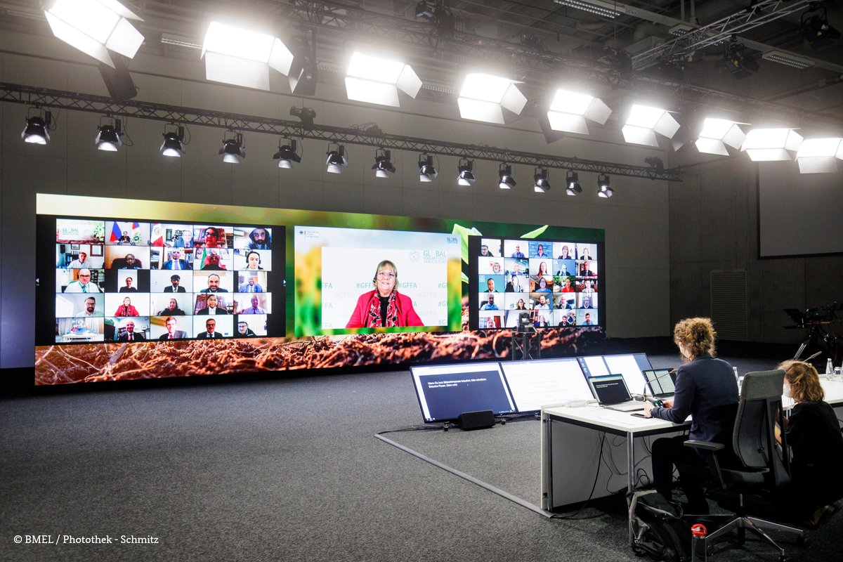 BMLEH_Bund's tweet image. Since 12.00 o’clock, over 70 international delegations have been negotiating the final communiqué at the 🌐 #GFFA chaired by the BMEL. The communiqué focuses on:

• #SoilProtection
• #soil health
• #FoodSecurity
• Response of the #agricultural sector to #sustainable land use