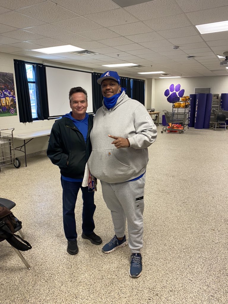 CoachBear7's tweet photo. Had a great time meeting one of the pioneers @LemmingReport Thank you for what you do @GXAFOOTBALL @GxaTraining @BALLERSCHOICE1 @EnloeClemons @HOTLISTCAMPS @ca1ebhardy @Quentin_thomas5 https://t.co/Y4I2ladHBB