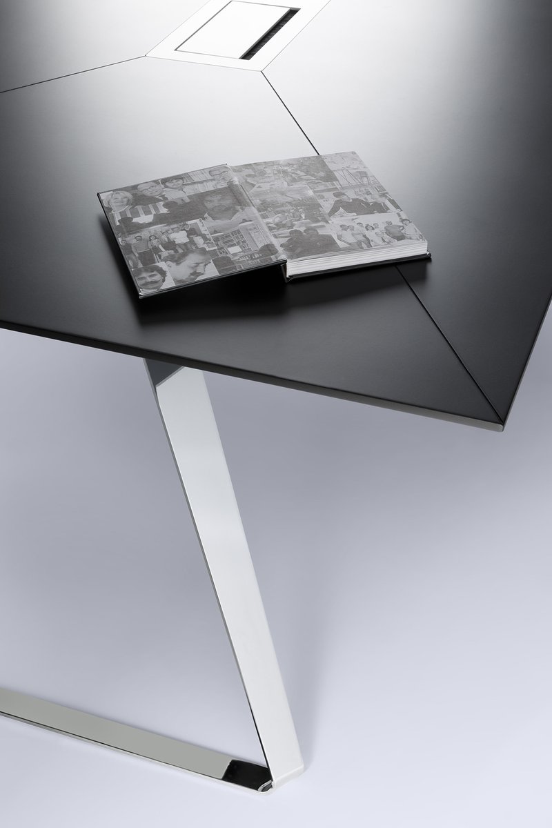 While Aerie makes a statement as a destination for collaborative work, this large-scale workspace is also a hub for individual, heads-down studying, reading, writing and more. versteel.com/product/aerie/ #AerieByVersteel #InnovativeDesign