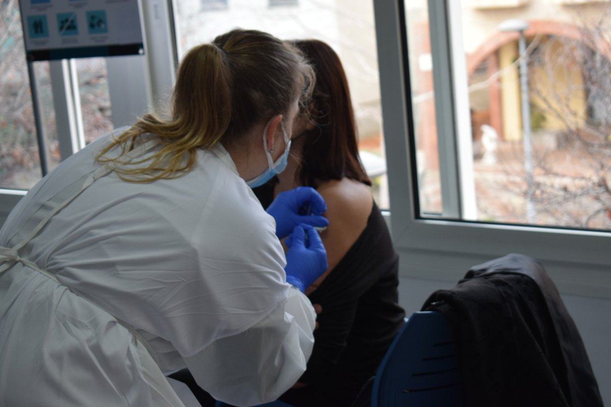 Professionals #icscat👩🏻🔬🧑🏼⚕️ continuen posant la tercera dosi, que allarga la immunitat i ajuda a reduir el risc d’ingressar a l’hospital a causa de la #COVID19! #JoEmVacuno #vacunaciócovidcatalunya #Avancem
