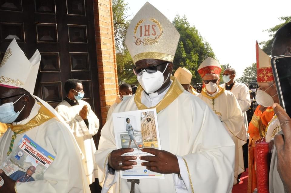 ChimpReports's tweet photo. Bishop Paul Ssemwogerere officially installed as the new Archbishop of Kampala Diocese.
#ChimpReportsNews #ArchbishopInstallation
Details: https://t.co/gpD2Zp5Gj4 https://t.co/AXkjovOSGi