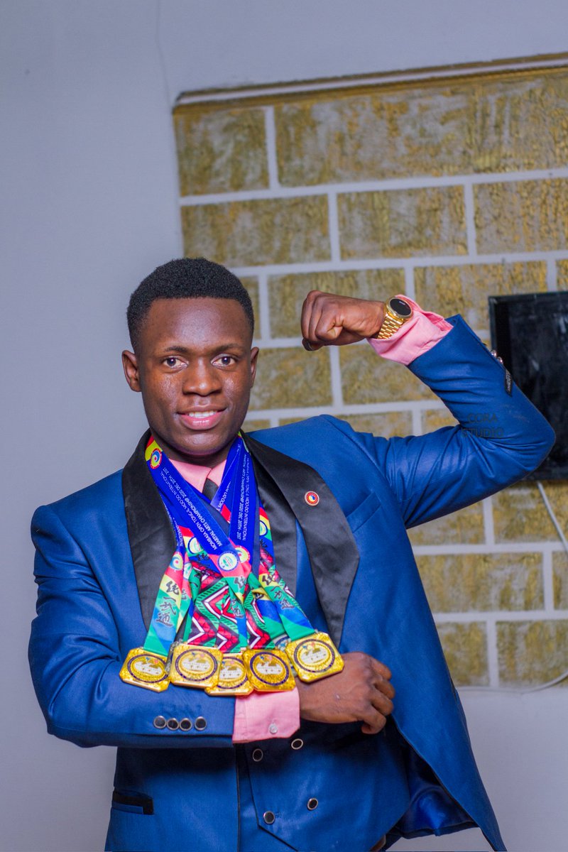 HyongPrince's tweet photo. En 2019, j'étais vice-champion du monde.
    En 2020, j'étais champion du monde.
    En 2021, je reste le tenant du titre.
    Ensemble nous avons fait flotté le drapeau de notre Nation car c'est notre devoir 🙏 pour l'honneur de la nation, nous le ferons Toujours 🇨🇩🇨🇩 https://t.co/pDccbwwTpV