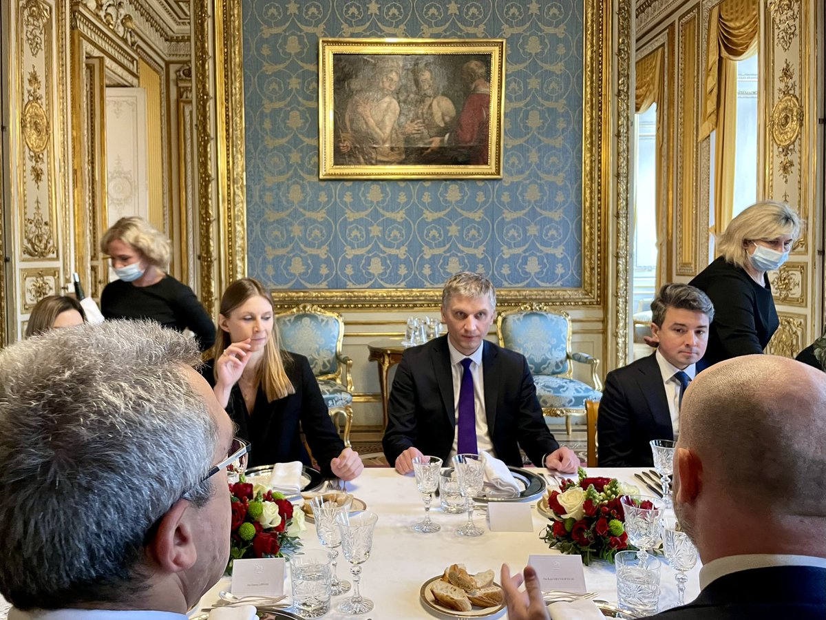 PiotrNowak_PL's tweet photo. W historycznym budynku polskiej ambasady spotkałem się z naszymi inwestorami na rynku francuskim, by rozmawiać o ich doświadczeniach i szukać sposobów wsparcia. Jestem pod wrażeniem tego, jak silne marki budują za granicą. Jako Polacy możemy być z nich dumni! https://t.co/j3bUySm6nb